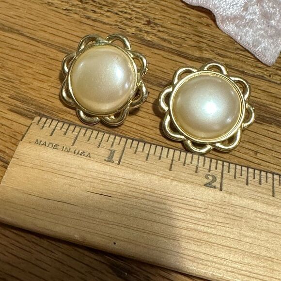 Vintage Monet Gold Tone & Pearl Clip on Earrings - Picture 5 of 5